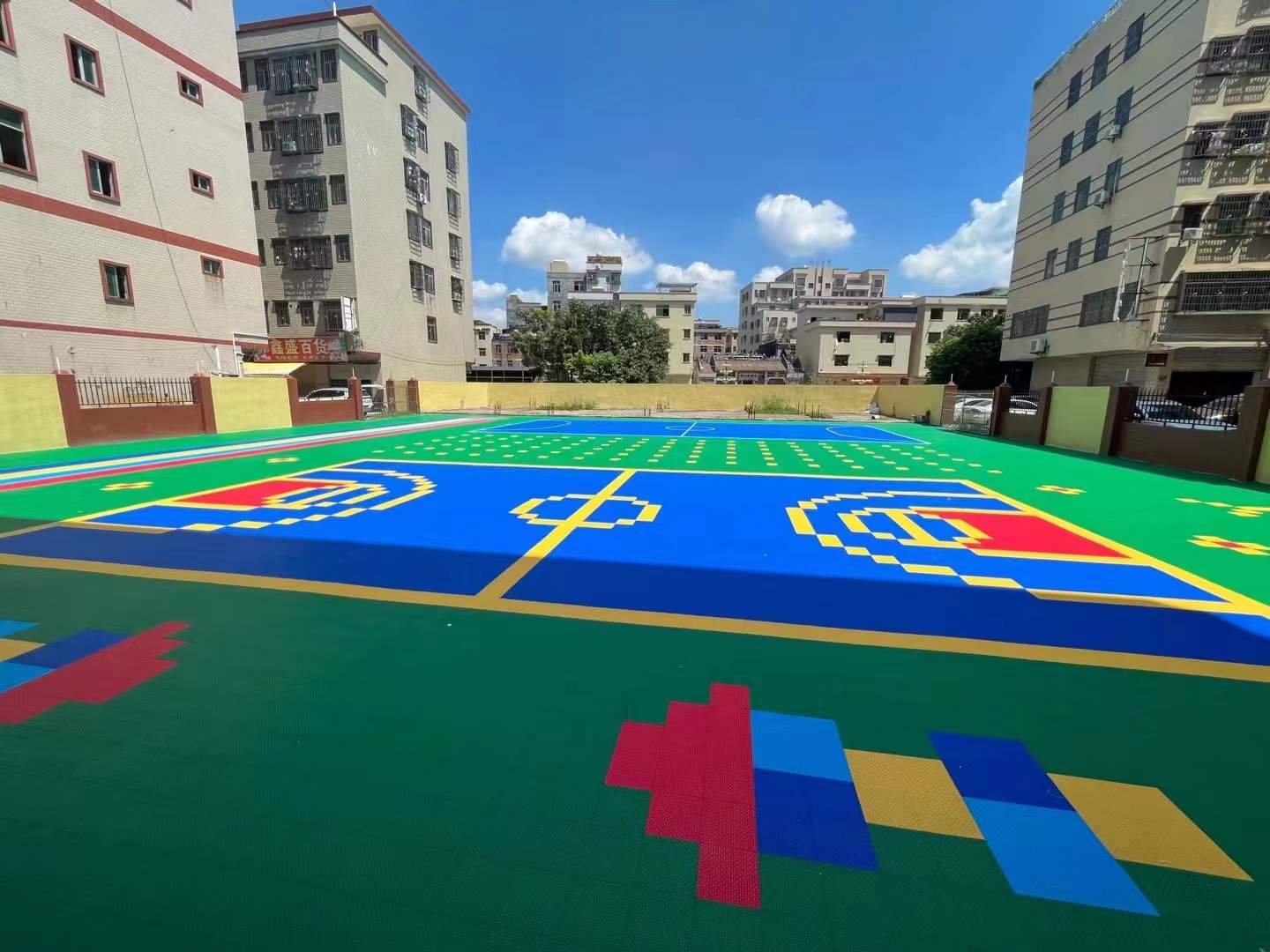 花都河背幼兒園室內(nèi)木紋及操場(chǎng)懸浮地板安裝